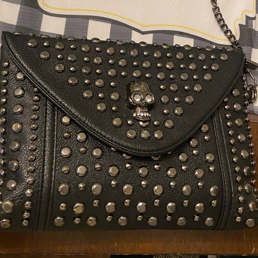 Skull clutch with chain strap
